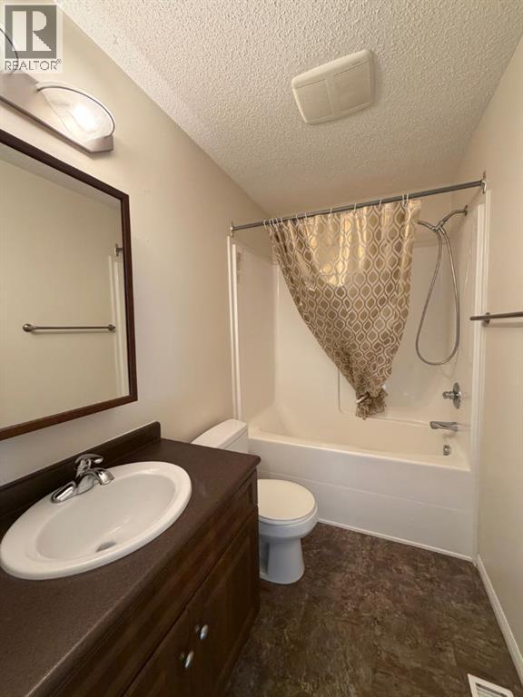 2nd floor bath - 234 Pacific Crescent, Fort Mcmurray, AB - Indoor Photo Showing Bathroom