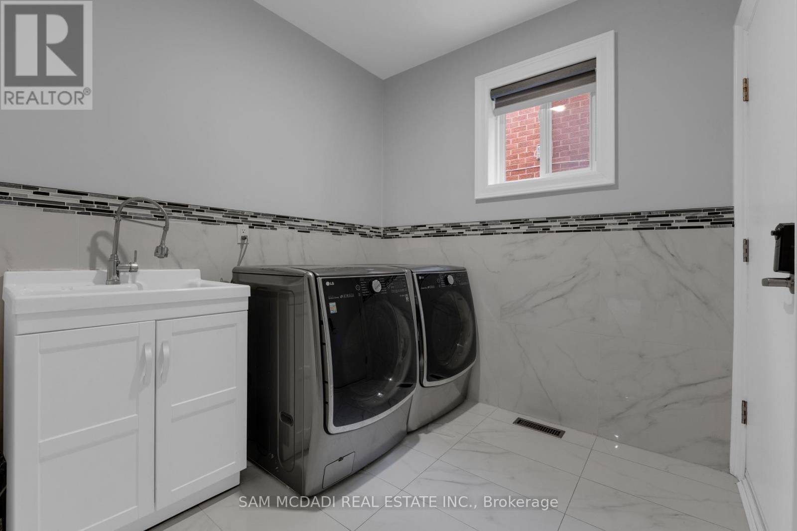 3722 Densbury Drive, Mississauga, ON - Indoor Photo Showing Laundry Room