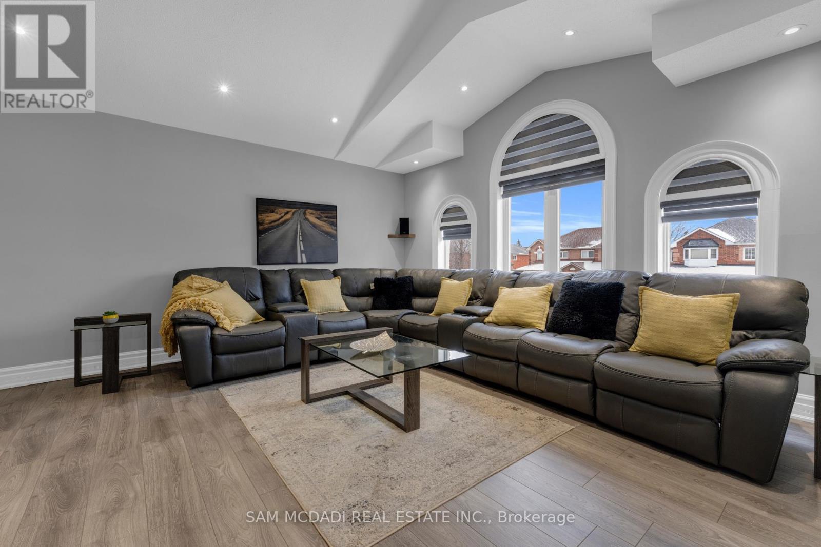 3722 Densbury Drive, Mississauga, ON - Indoor Photo Showing Living Room