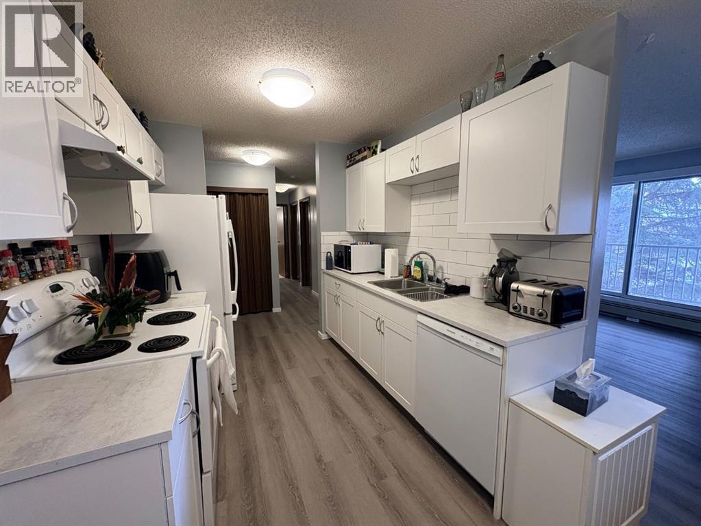 308, 85 Foxbend Crescent N, Lethbridge, AB - Indoor Photo Showing Kitchen With Double Sink