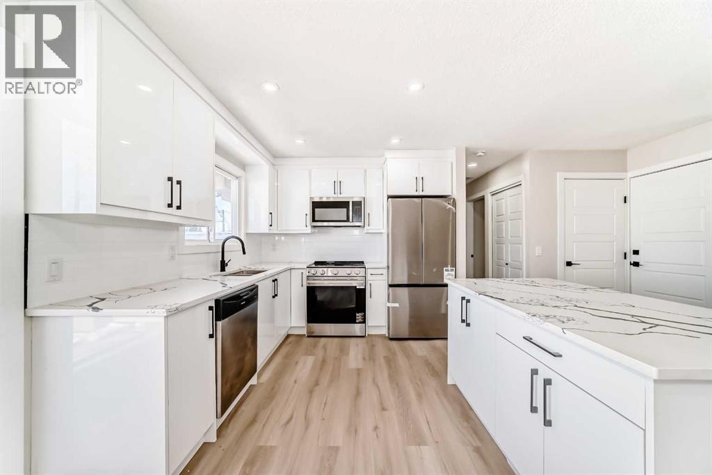6128 Madigan Drive Ne, Calgary, AB - Indoor Photo Showing Kitchen With Upgraded Kitchen