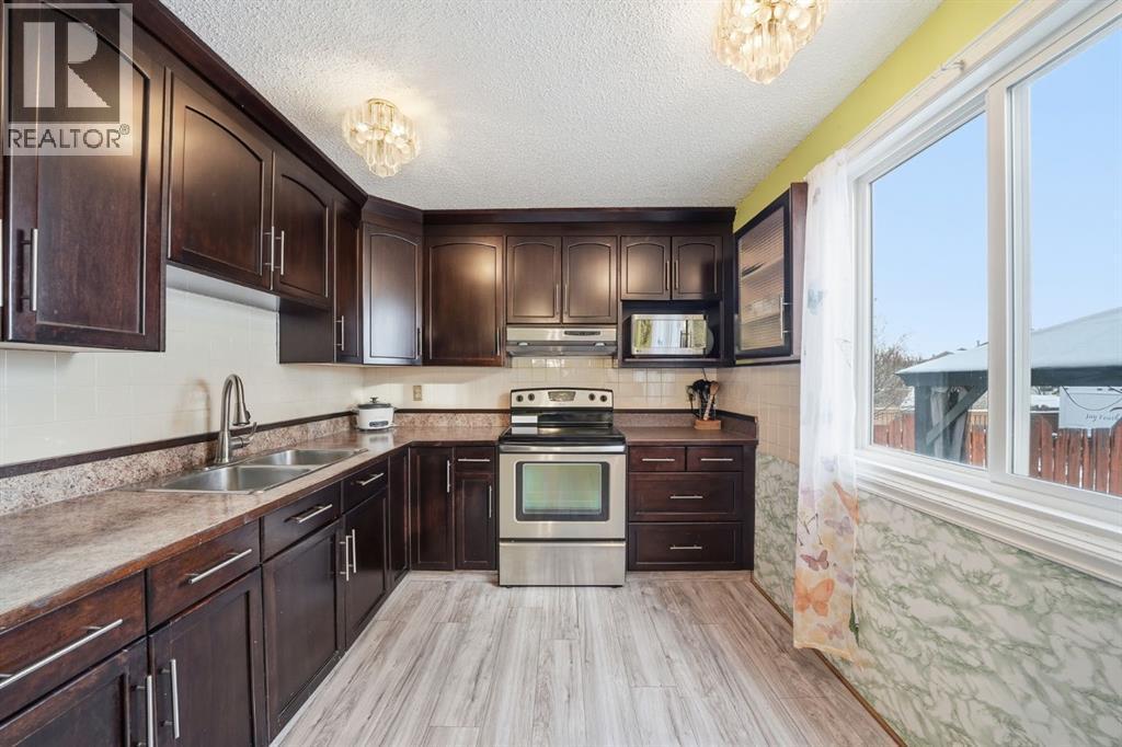 6411 26 Avenue Ne, Calgary, AB - Indoor Photo Showing Kitchen With Stainless Steel Kitchen With Double Sink