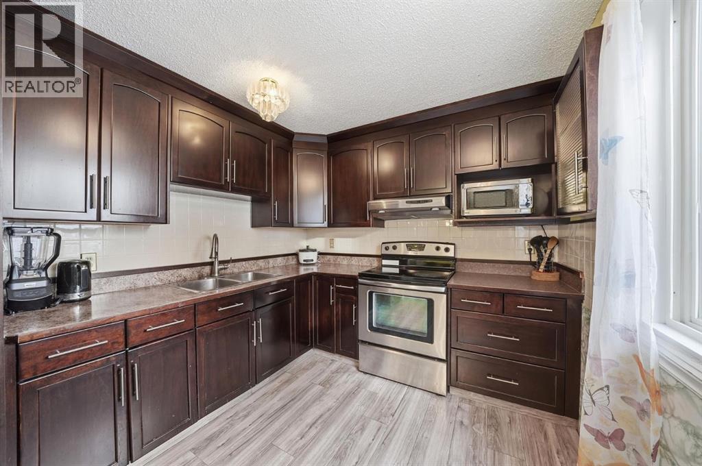6411 26 Avenue Ne, Calgary, AB - Indoor Photo Showing Kitchen With Stainless Steel Kitchen With Double Sink