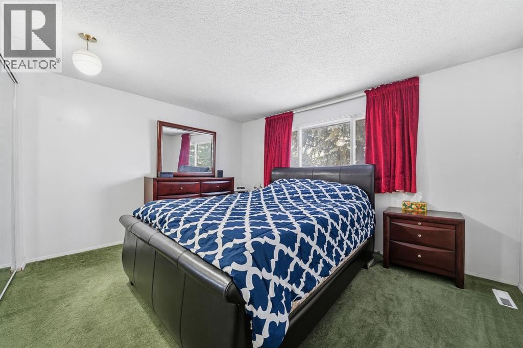 6411 26 Avenue Ne, Calgary, AB - Indoor Photo Showing Bedroom