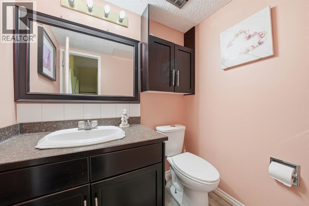 6411 26 Avenue Ne, Calgary, AB - Indoor Photo Showing Bathroom