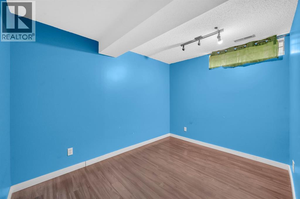 6537 68 Street Ne, Calgary, AB - Indoor Photo Showing Other Room