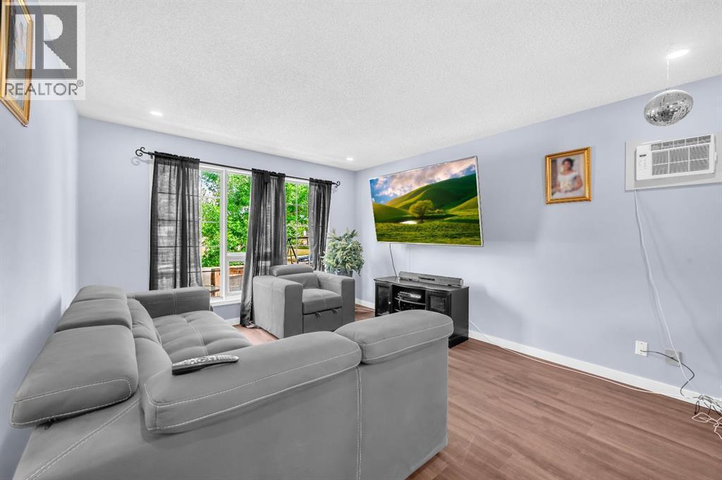 6537 68 Street Ne, Calgary, AB - Indoor Photo Showing Living Room