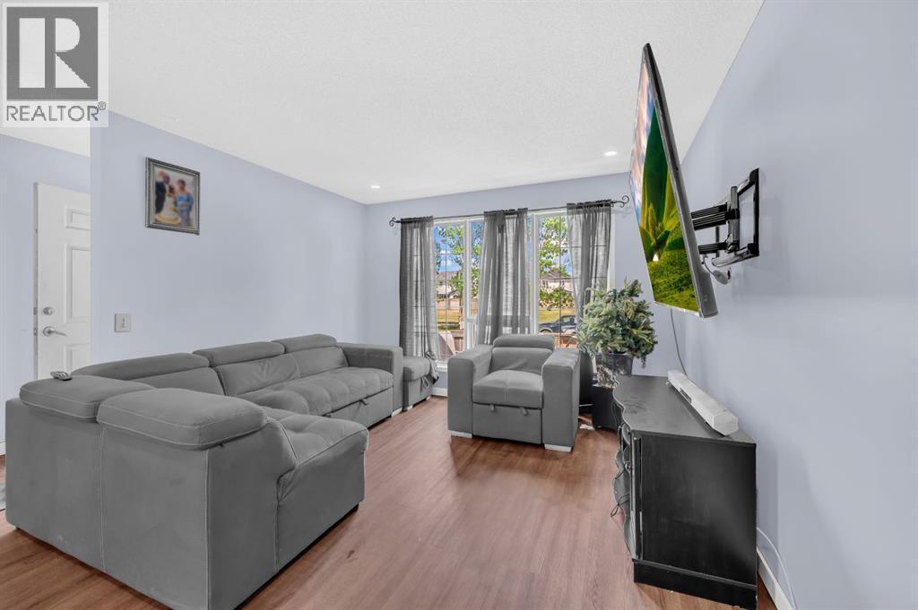 6537 68 Street Ne, Calgary, AB - Indoor Photo Showing Living Room