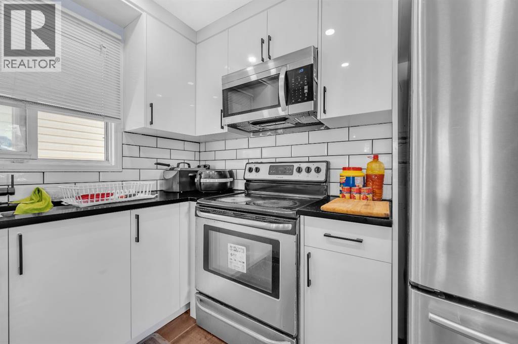 6537 68 Street Ne, Calgary, AB - Indoor Photo Showing Kitchen With Upgraded Kitchen