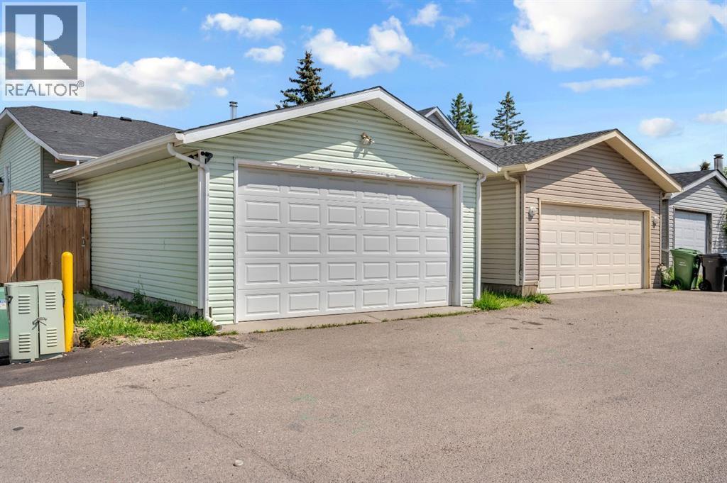 6537 68 Street Ne, Calgary, AB - Outdoor With Exterior