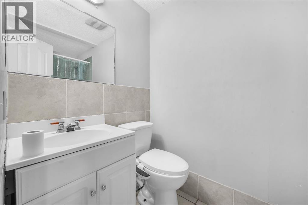 6537 68 Street Ne, Calgary, AB - Indoor Photo Showing Bathroom