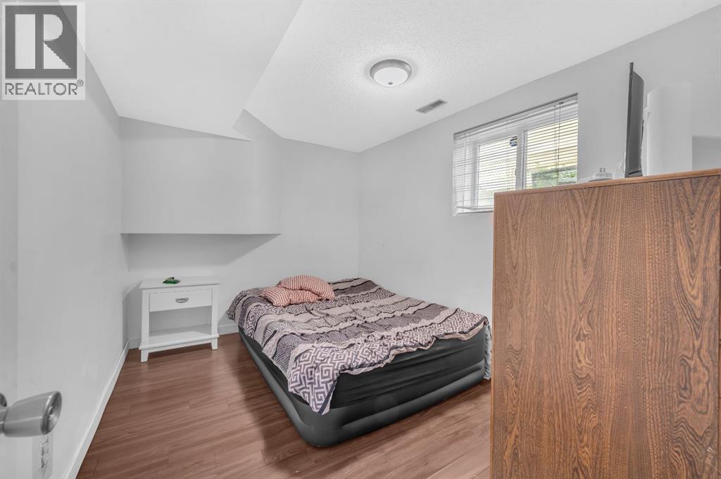 6537 68 Street Ne, Calgary, AB - Indoor Photo Showing Bedroom