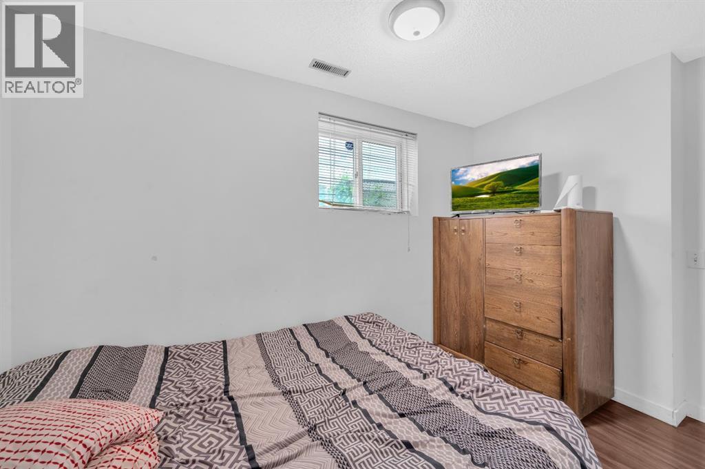 6537 68 Street Ne, Calgary, AB - Indoor Photo Showing Bedroom