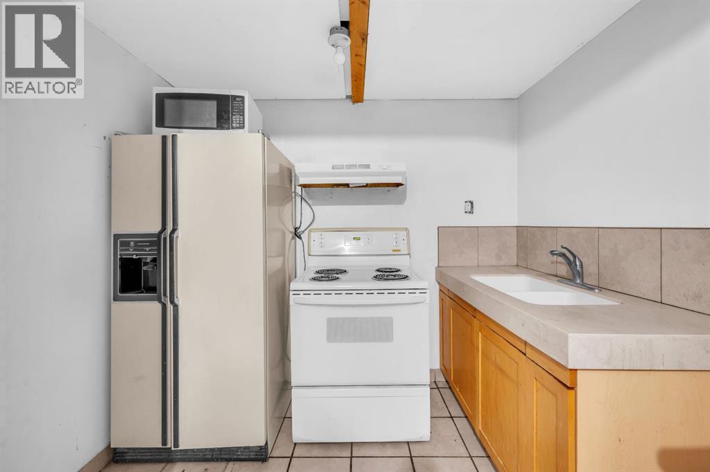 6537 68 Street Ne, Calgary, AB - Indoor Photo Showing Kitchen