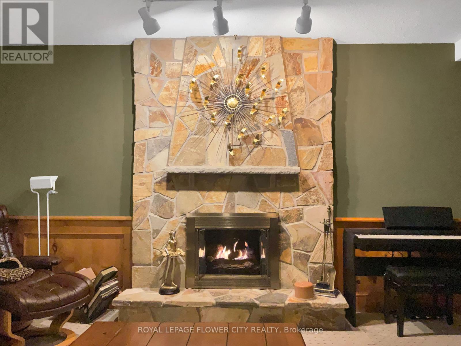 1340 Whitewater Lane, Mississauga, ON - Indoor Photo Showing Living Room With Fireplace