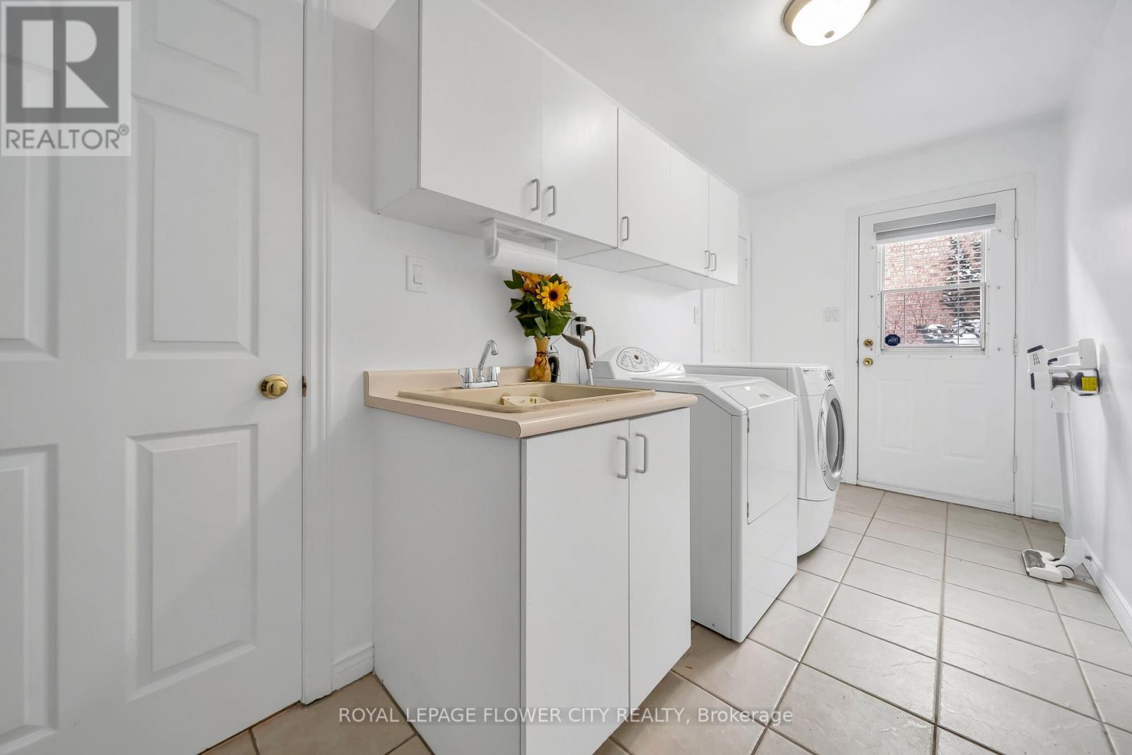 1340 Whitewater Lane, Mississauga, ON - Indoor Photo Showing Laundry Room