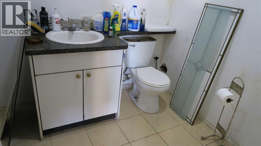 Main Bathroom at Front - 208 4 Avenue, Gleichen, AB - Indoor Photo Showing Bathroom