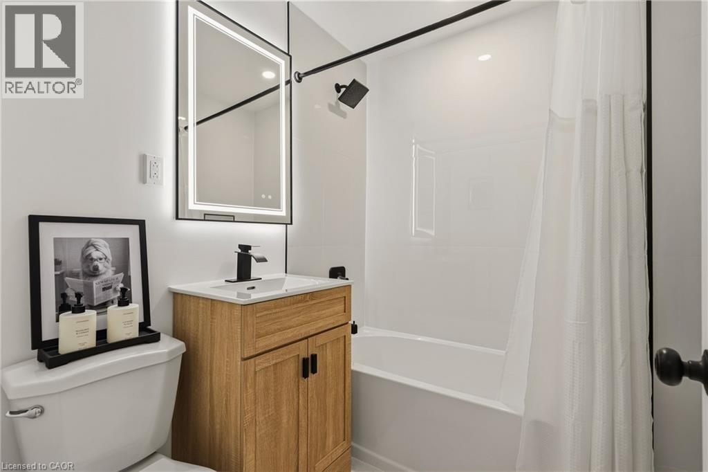 Bathroom - Main - 4 pc - 56 Tolton Avenue, Hamilton, ON - Indoor Photo Showing Bathroom