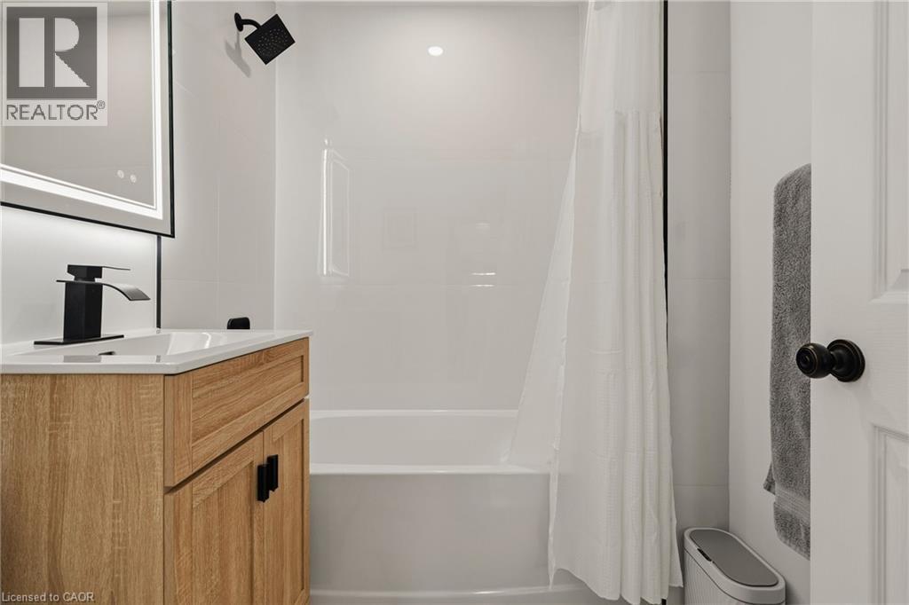 Bathroom - Main - 4 pc - 56 Tolton Avenue, Hamilton, ON - Indoor Photo Showing Bathroom