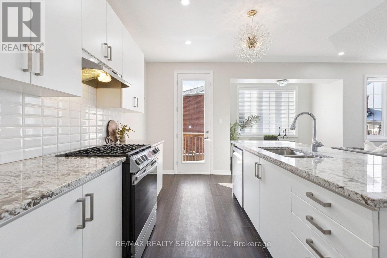 47 Dass Drive E, Centre Wellington, ON - Indoor Photo Showing Kitchen With Double Sink With Upgraded Kitchen
