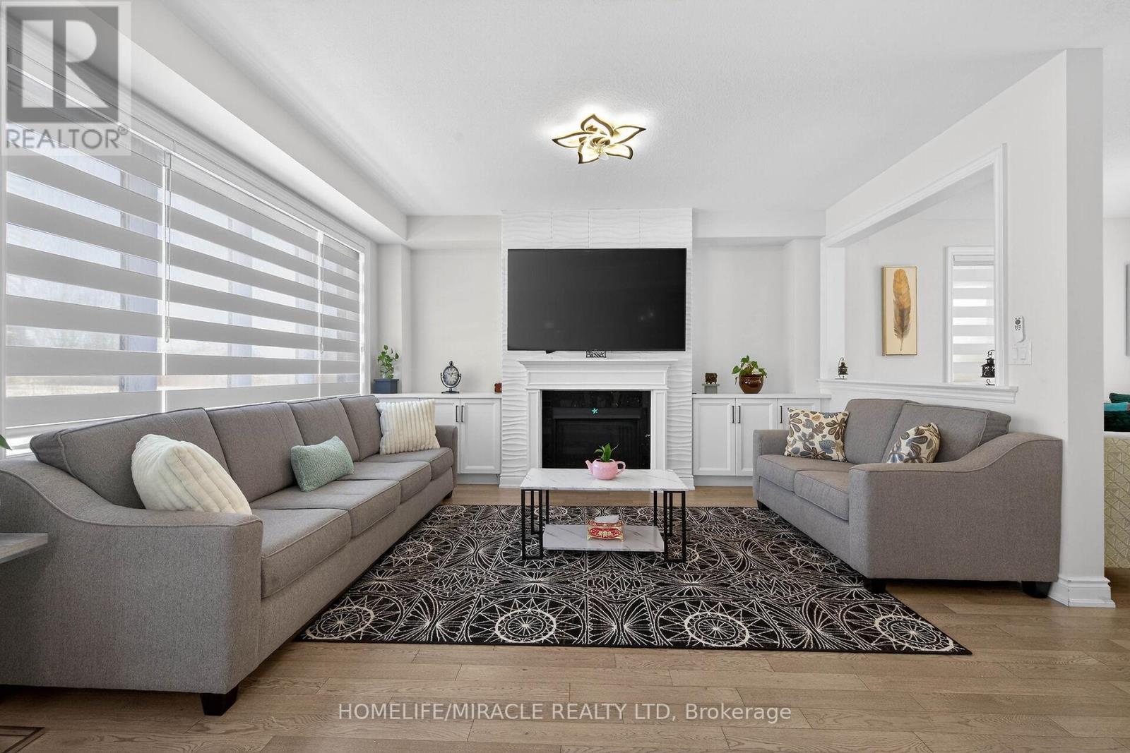12 Rainbow Drive, Haldimand, ON - Indoor Photo Showing Living Room
