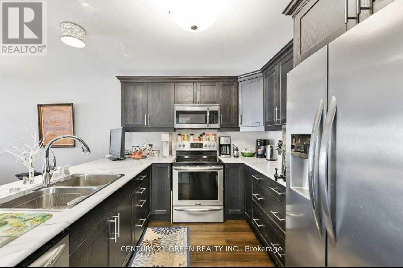 100 Spruce Gardens Court, Belleville, ON - Indoor Photo Showing Kitchen With Double Sink With Upgraded Kitchen