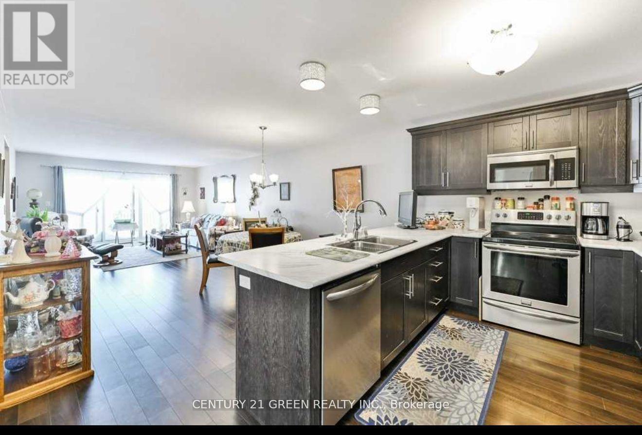 100 Spruce Gardens Court, Belleville, ON - Indoor Photo Showing Kitchen With Double Sink With Upgraded Kitchen