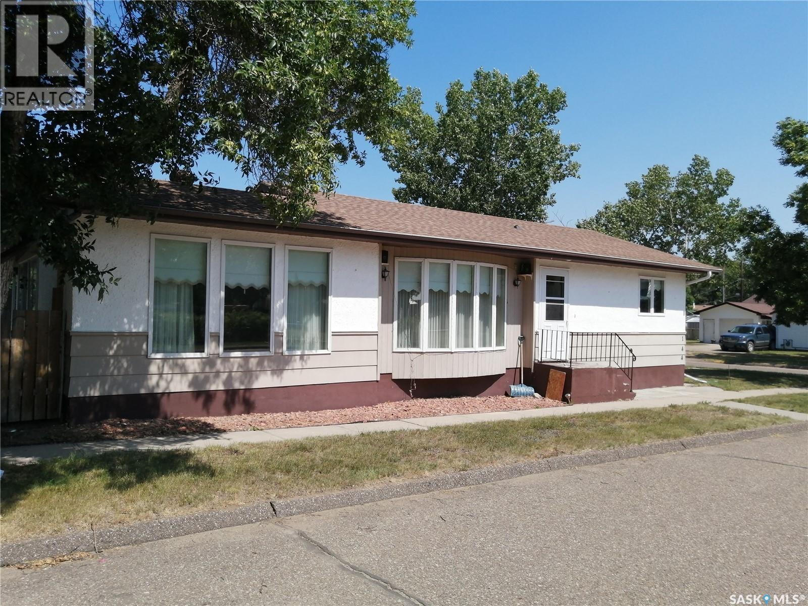 144 2Nd Street W, Ponteix, SK - Outdoor