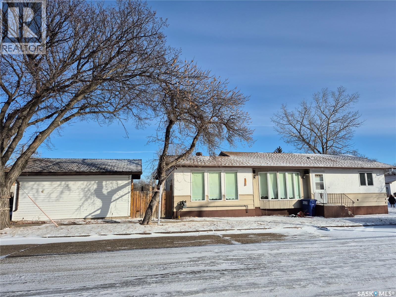 144 2Nd Street W, Ponteix, SK - Outdoor