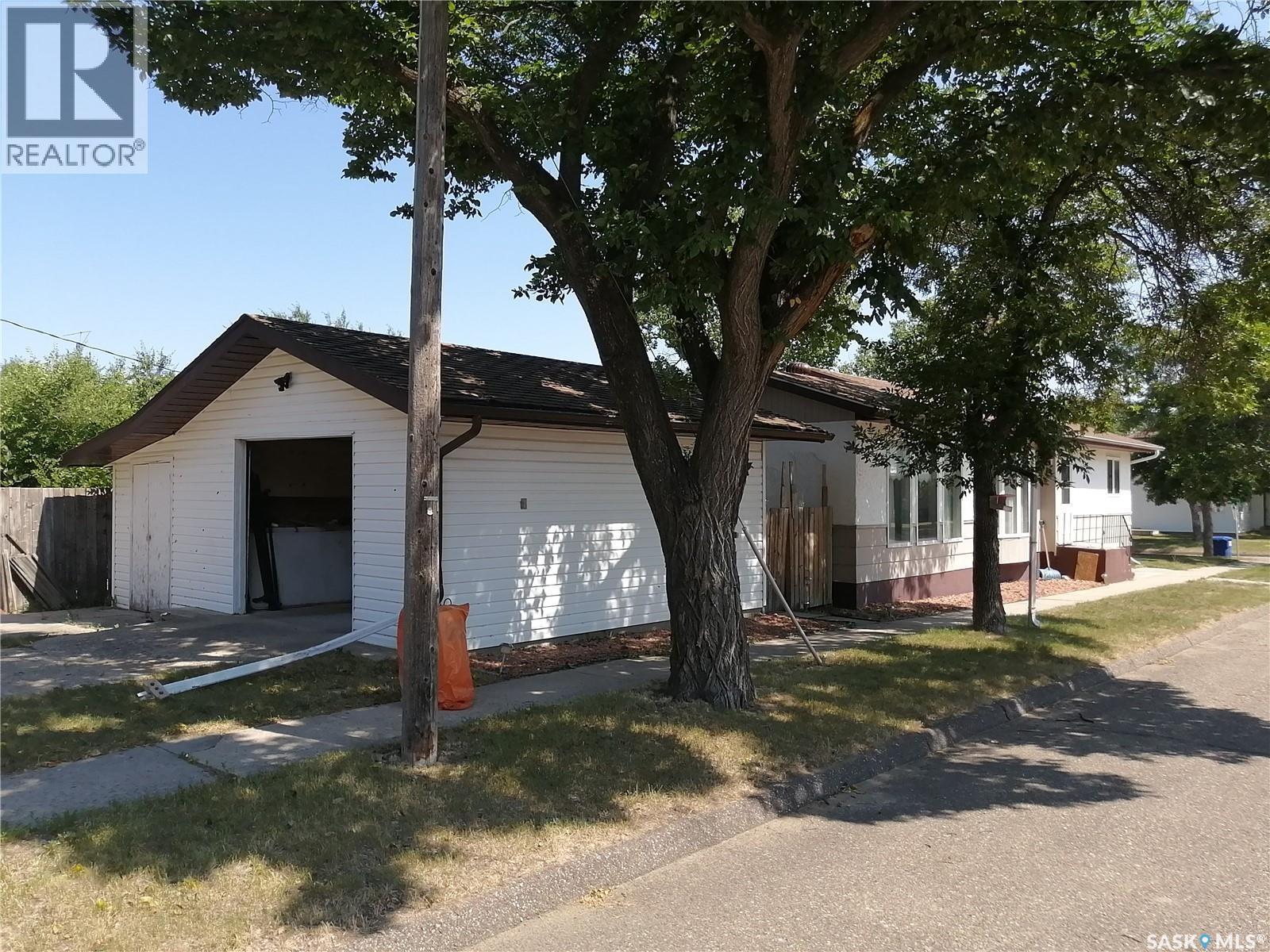 144 2Nd Street W, Ponteix, SK - Outdoor