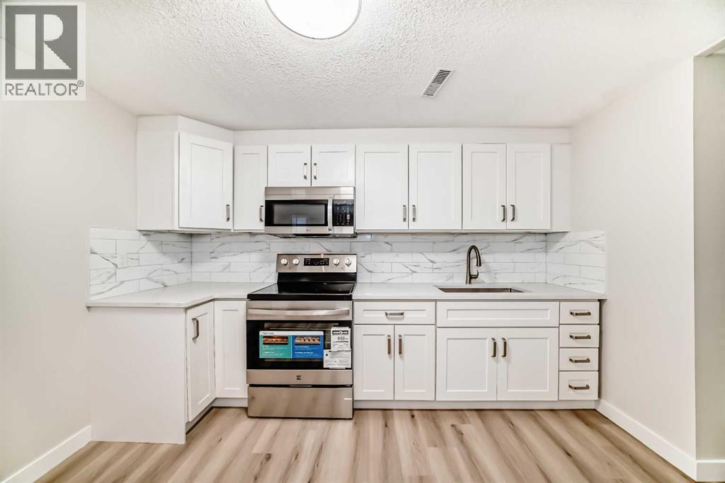 937 Marcombe Drive Ne, Calgary, AB - Indoor Photo Showing Kitchen