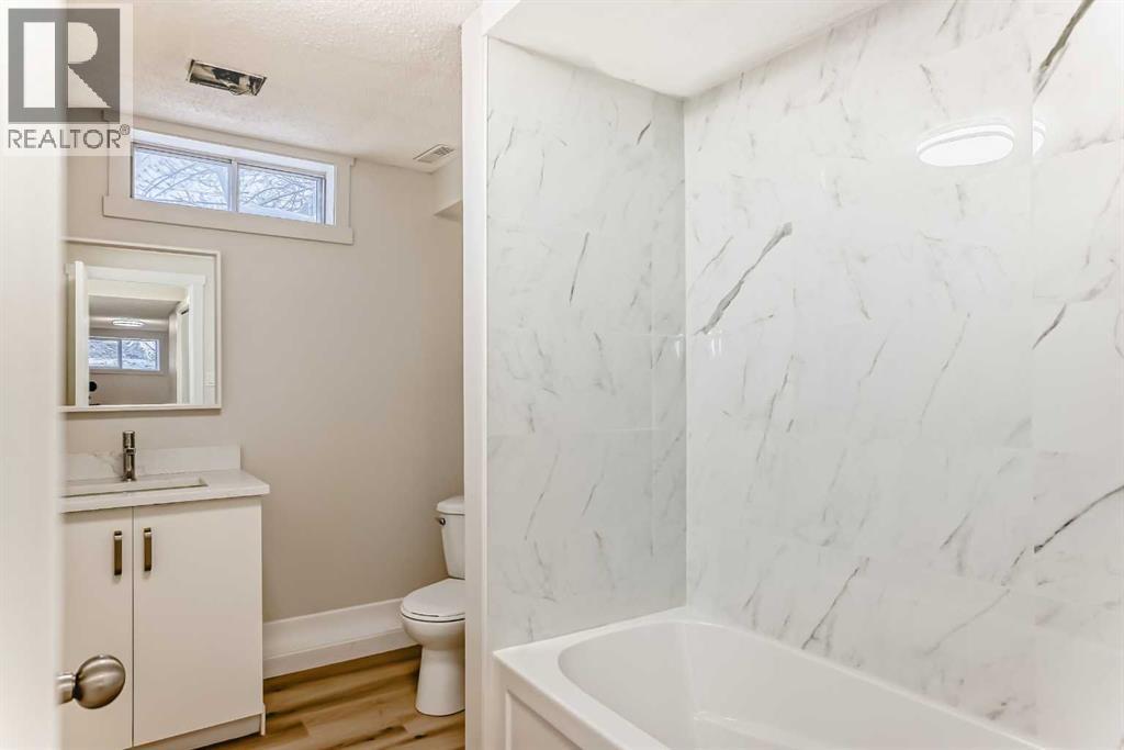 937 Marcombe Drive Ne, Calgary, AB - Indoor Photo Showing Bathroom