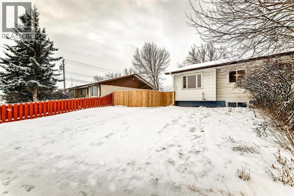 937 Marcombe Drive Ne, Calgary, AB - Outdoor