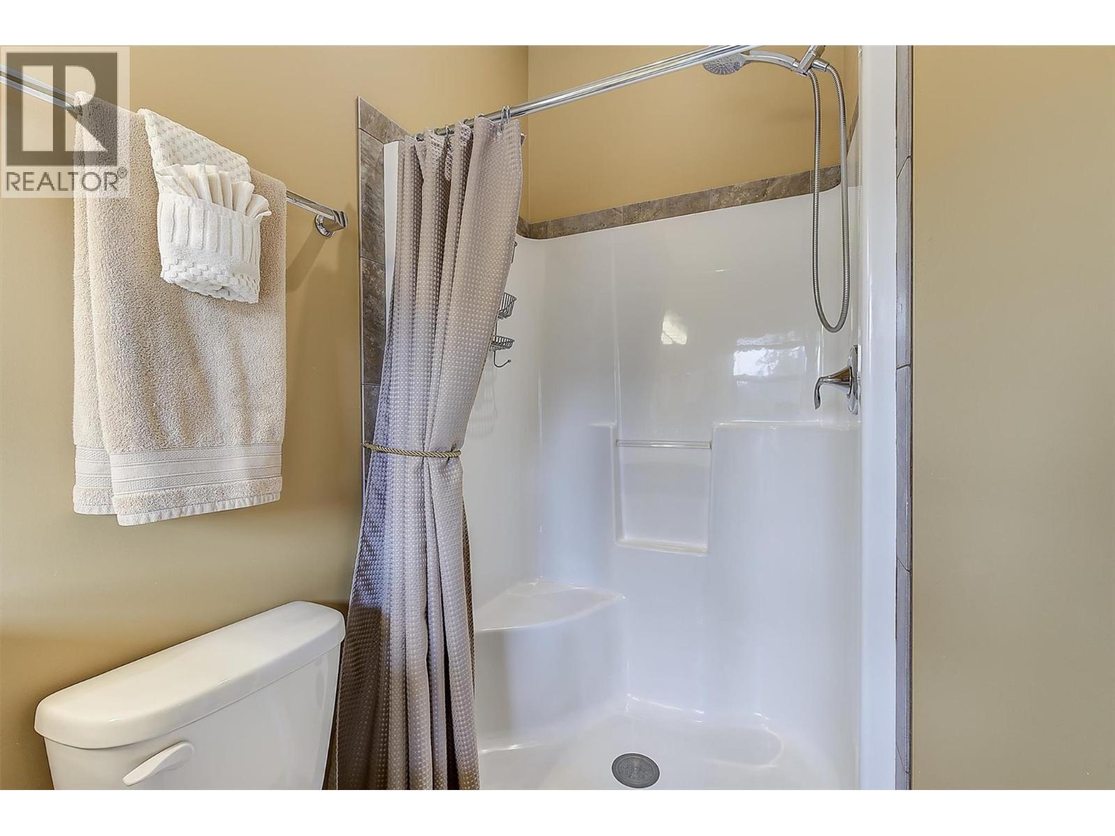 8011 Pierre Drive, Summerland, BC - Indoor Photo Showing Bathroom