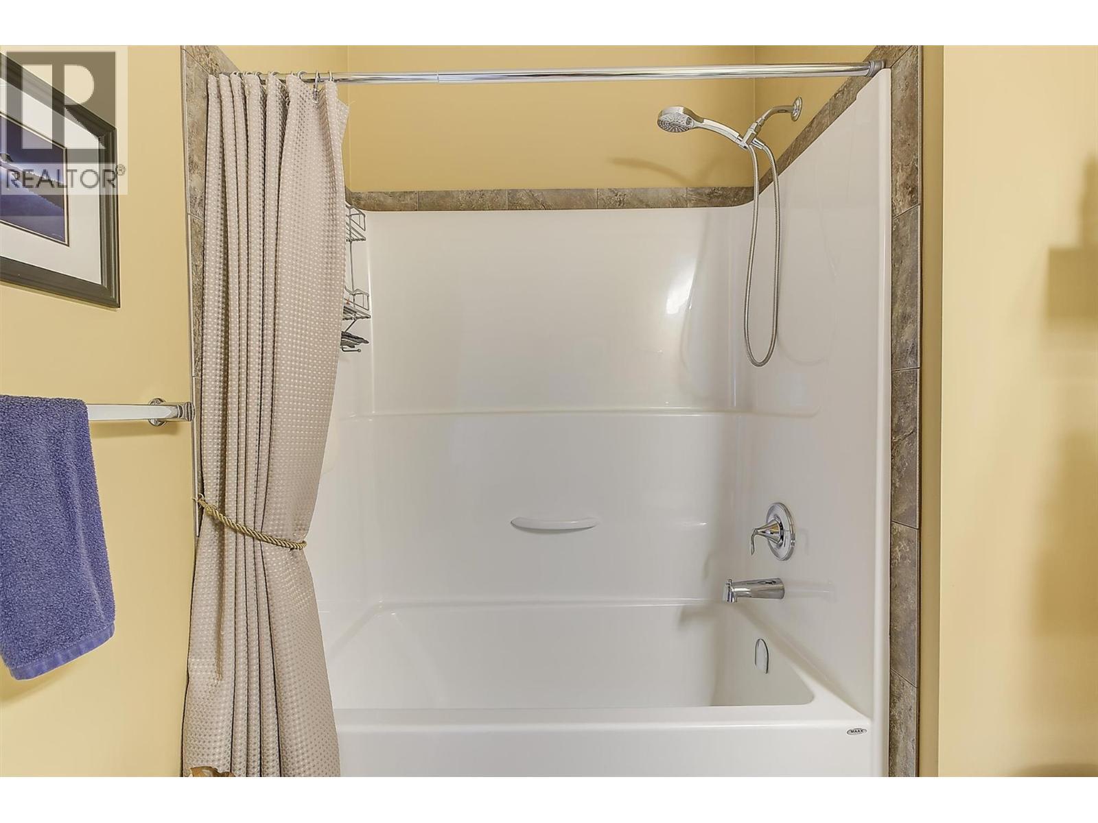 8011 Pierre Drive, Summerland, BC - Indoor Photo Showing Bathroom