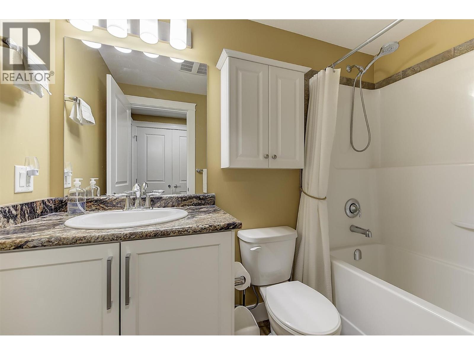 8011 Pierre Drive, Summerland, BC - Indoor Photo Showing Bathroom