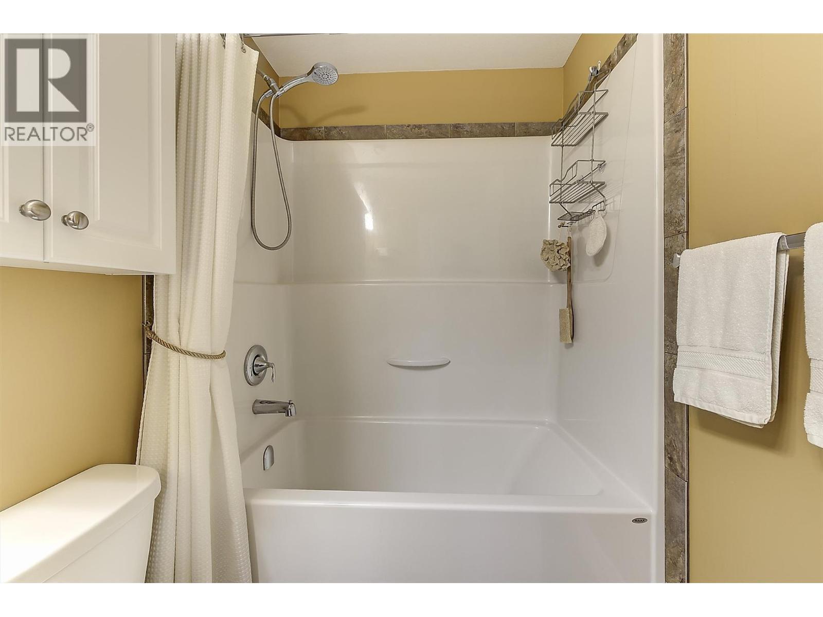 8011 Pierre Drive, Summerland, BC - Indoor Photo Showing Bathroom