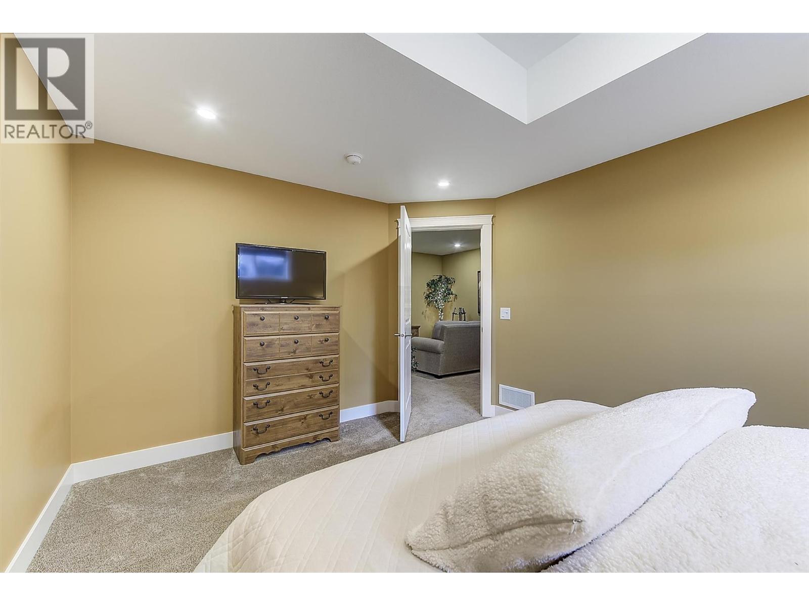 8011 Pierre Drive, Summerland, BC - Indoor Photo Showing Bedroom