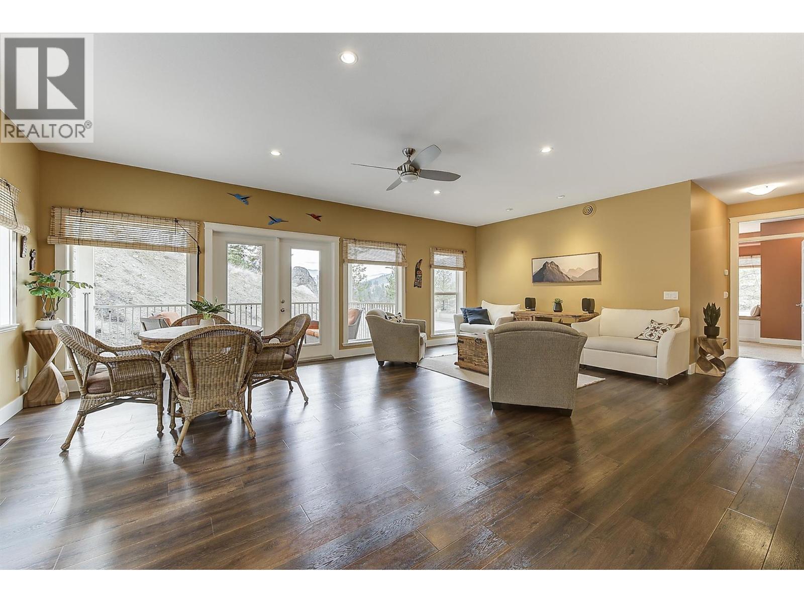 8011 Pierre Drive, Summerland, BC - Indoor Photo Showing Living Room
