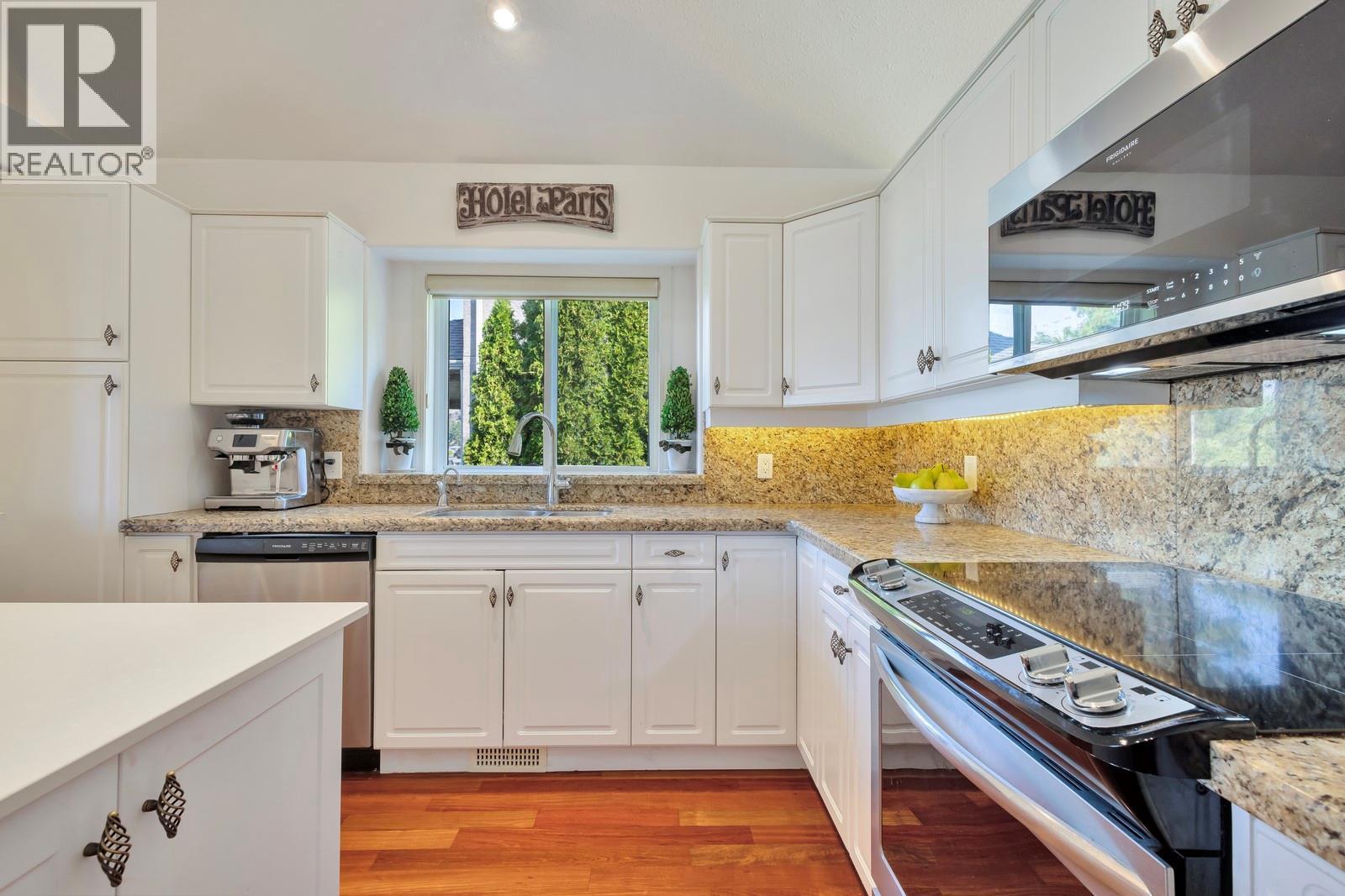 3482 Ridge Boulevard, West Kelowna, BC - Indoor Photo Showing Kitchen