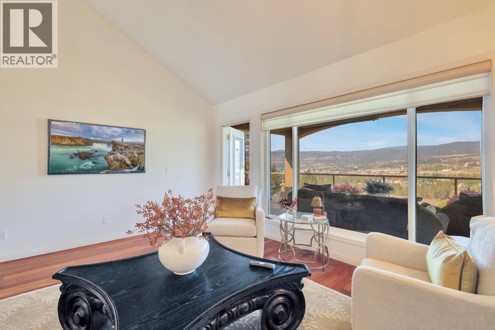 3482 Ridge Boulevard, West Kelowna, BC - Indoor Photo Showing Living Room