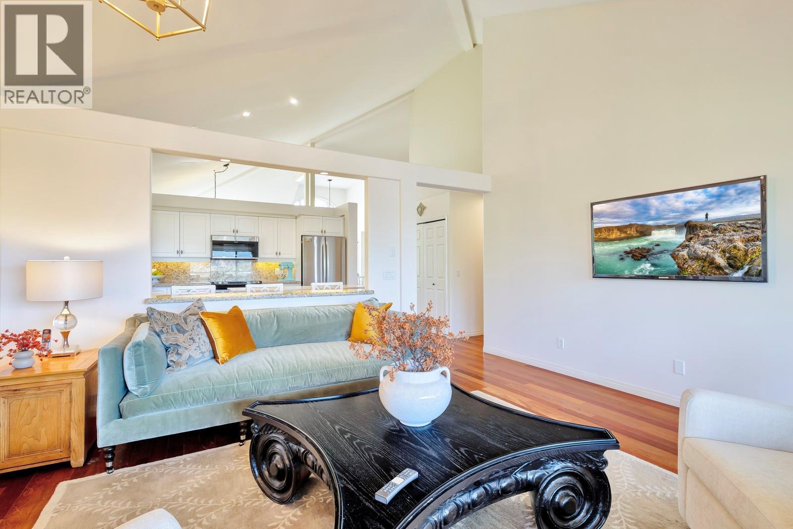 3482 Ridge Boulevard, West Kelowna, BC - Indoor Photo Showing Living Room