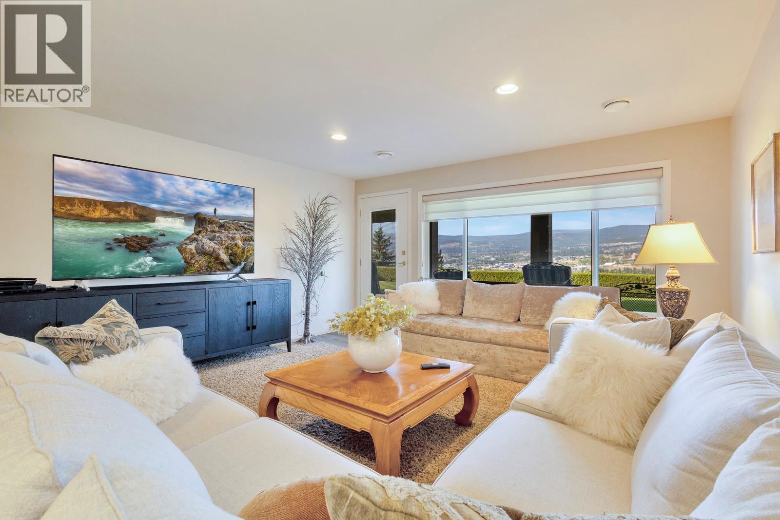 3482 Ridge Boulevard, West Kelowna, BC - Indoor Photo Showing Living Room