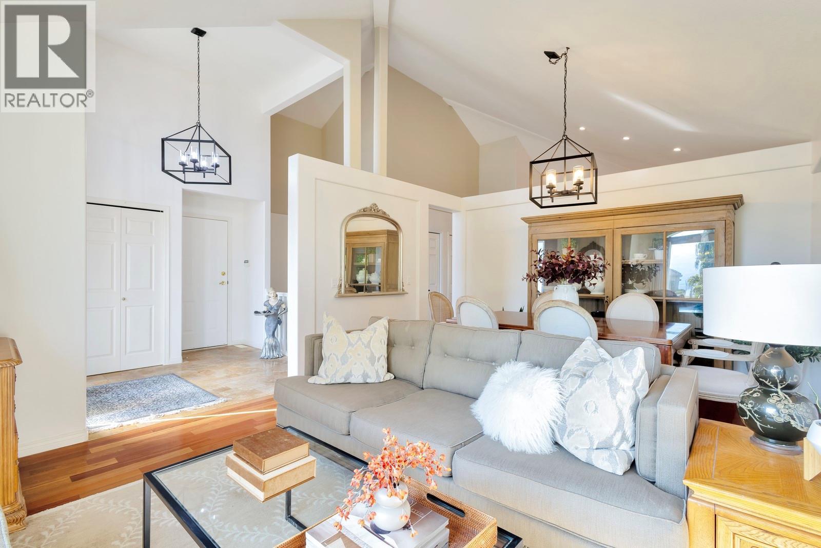 3482 Ridge Boulevard, West Kelowna, BC - Indoor Photo Showing Living Room
