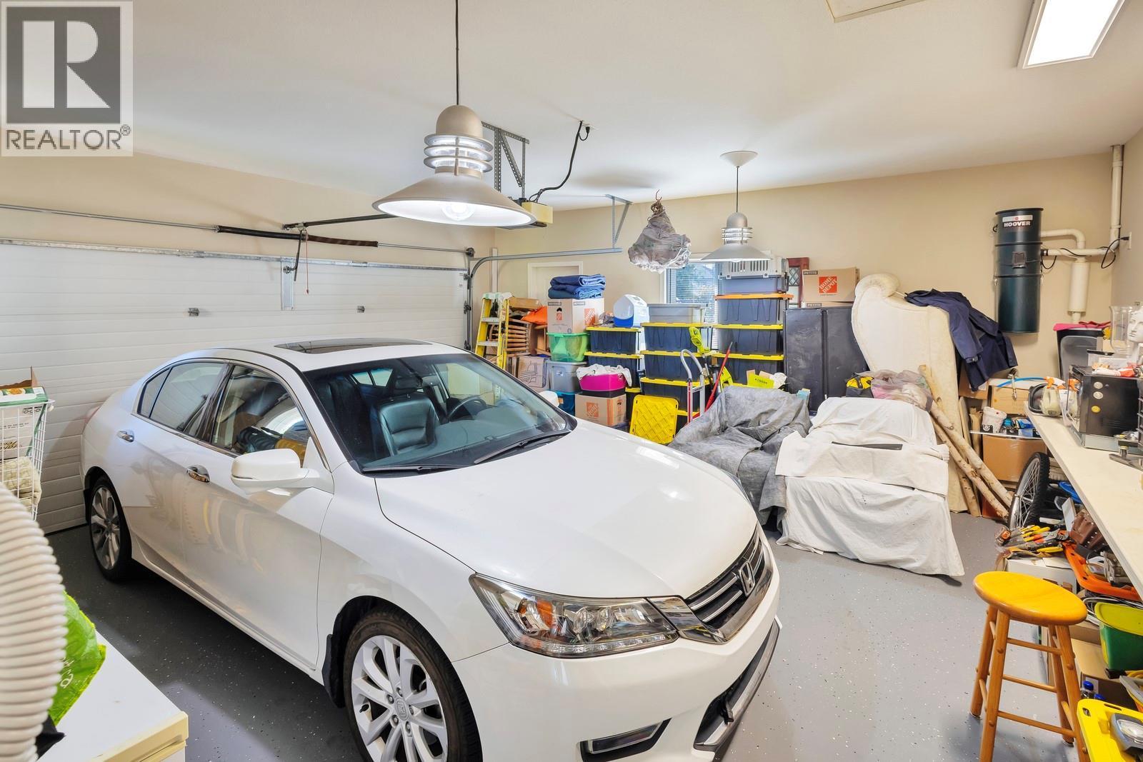 3482 Ridge Boulevard, West Kelowna, BC - Indoor Photo Showing Garage