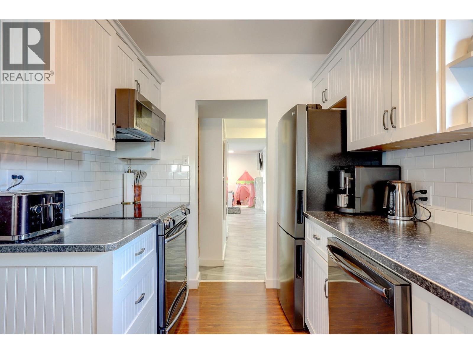 2245 Shuswap Avenue, Lumby, BC - Indoor Photo Showing Kitchen With Upgraded Kitchen