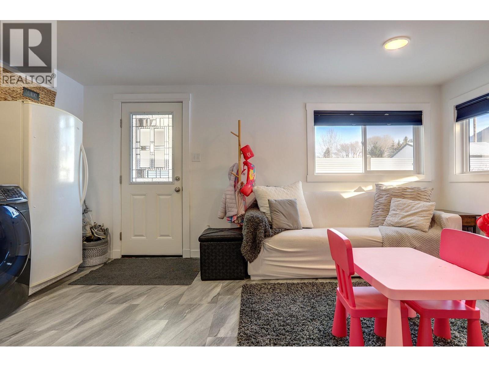 2245 Shuswap Avenue, Lumby, BC - Indoor Photo Showing Living Room