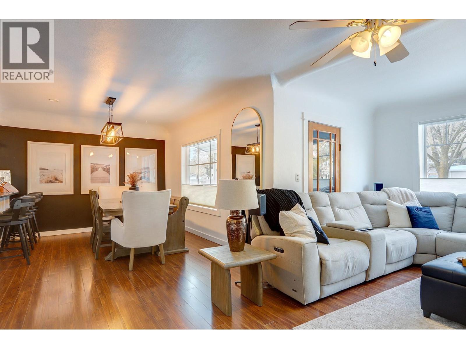 2245 Shuswap Avenue, Lumby, BC - Indoor Photo Showing Living Room