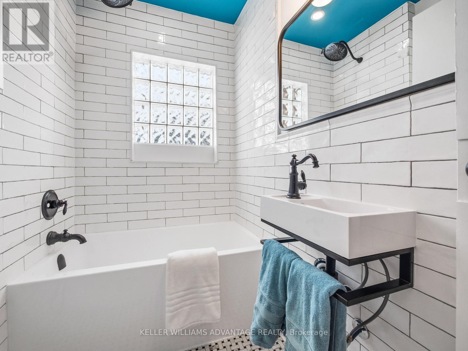 9 Condor Avenue, Toronto, ON - Indoor Photo Showing Bathroom