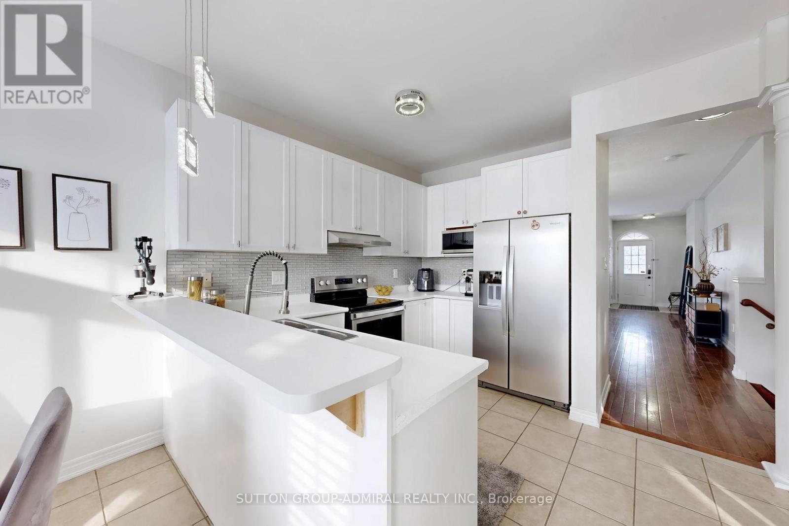 98 Dewpoint Road, Vaughan, ON - Indoor Photo Showing Kitchen With Upgraded Kitchen